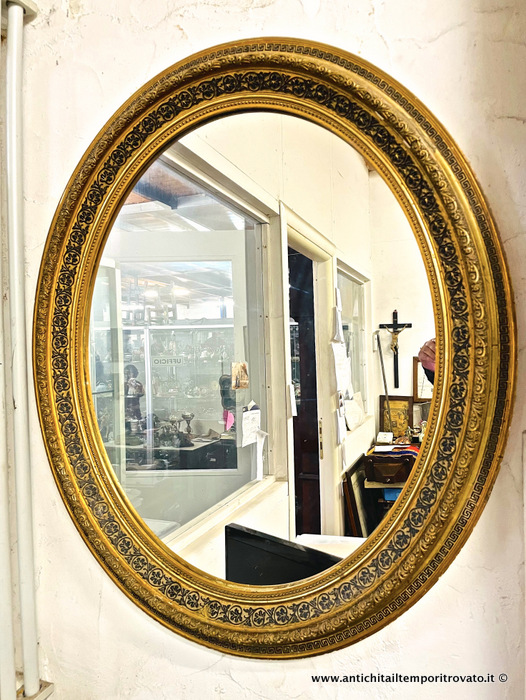Antica e grande specchiera ovale italiana - Antica specchiera dorata seconda metà 800 con 4 decori