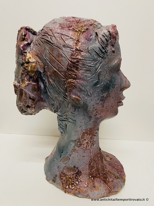 Interessante scultura del sassarese Gavino Tilocca - Testa di donna in ceramica policroma di Gavino Tilocca