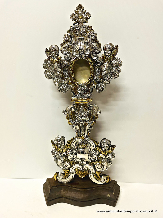 Reliquiario con angeli in metallo argentato e sbalzato - Reliquiario in lamiera sbalzata argentata e dorata