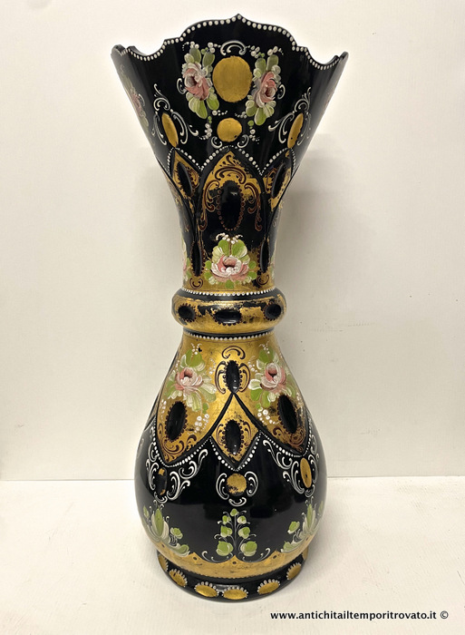Antico e grande vaso in cristallo di Boemia dipinto inciso e smaltato - Grande vaso in cristallo di Boemia con bordo smerlato