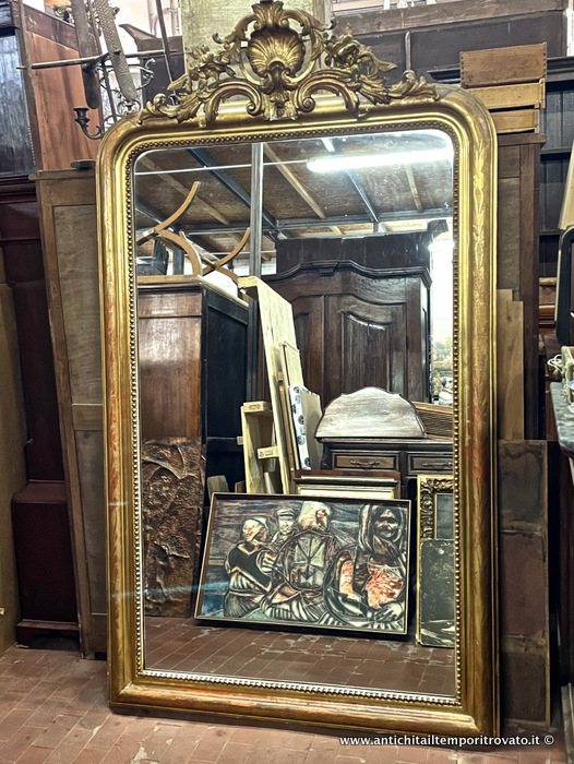 Antica e grande specchiera da terra francese in oro foglia - Antica specchiera dorata metà 800 con cimasa