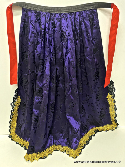 Sardegna antica → Tutto Sardegna → Grembiule per costume sardo campidanese Vecchio grembiule per costume tradizionale sardo del campidano
Grembiule per costume tradizionale sardo campidanese (da cm.37 a cm.1,20: h.85) usato durante le sagre. Decorato con elementi floreali su sfondo viola con pizzo giallo nel bordo inferiore, era la …
... continua ...
Immagine:immagini/catalogo/7000/7162.jpg