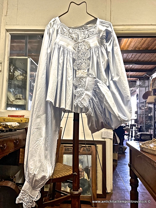 Antica camicia del costume femminile di Oliena - Sa hammisa di Oliena