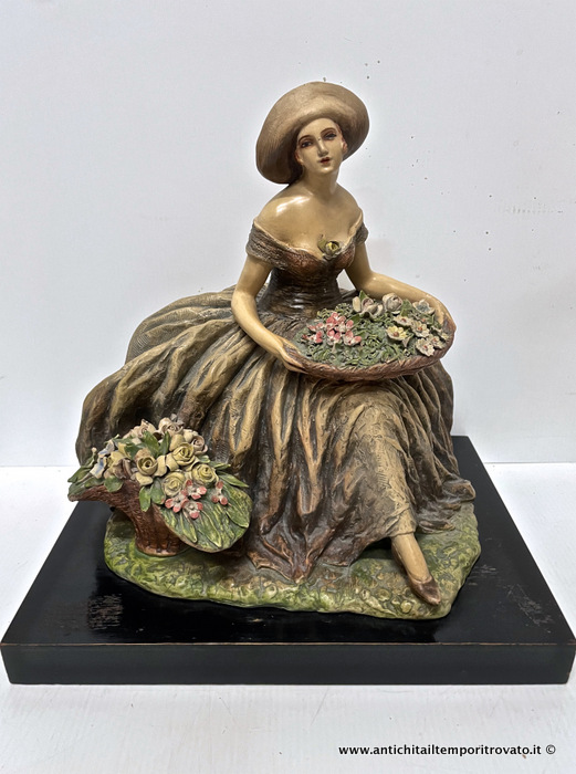 Antica dama con canestro e cesto di fiori firmata Guido Cacciapuoti - Antica scultura di Guido Cacciapuoti
