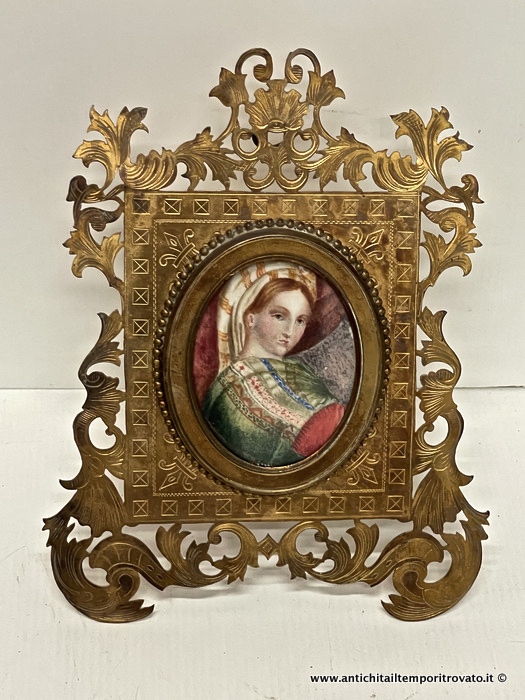Antica cornice a traforo e cesello con dipinto a mano su piastrina - Dipinto della Madonna della seggiola della fine dell'800 con cornice in ottone