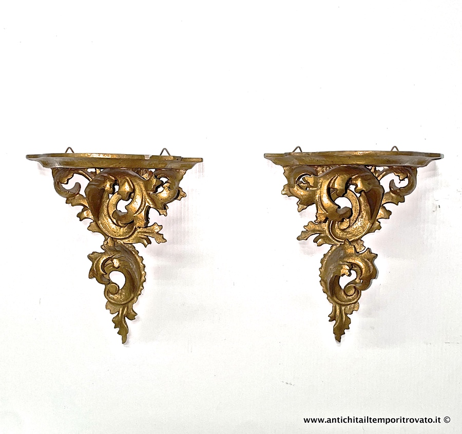 Coppia di mensoline da parete intagliate in oro foglia - Antica coppia di piccole mensole barocche in legno dorato