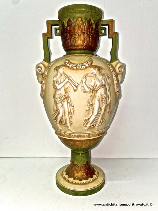 Antico vaso viennese disegnato da Ernst Wahliss - Antico vaso austriaco con arieti fine 800 in biscuit di Ernst Wahliss
