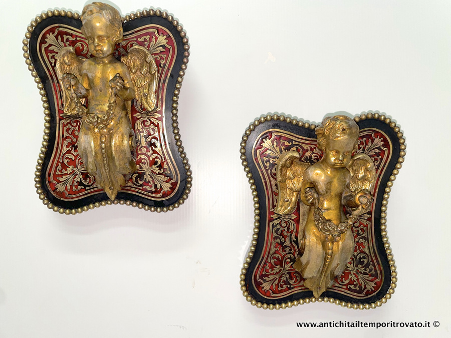 Antichita' il tempo ritrovato - Antica coppia di putti alati in bronzo dorato su base quadrilobata intarsiata in ottone cesellato