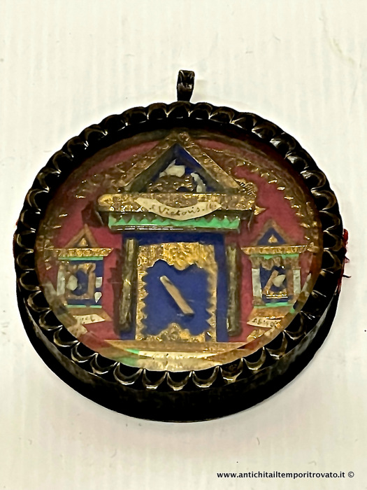 Antiqua reliquia con 4 santi con al centro ricostruzione di un altare - Reliquiario dell'800 con al centro la raffigurazione di un altare