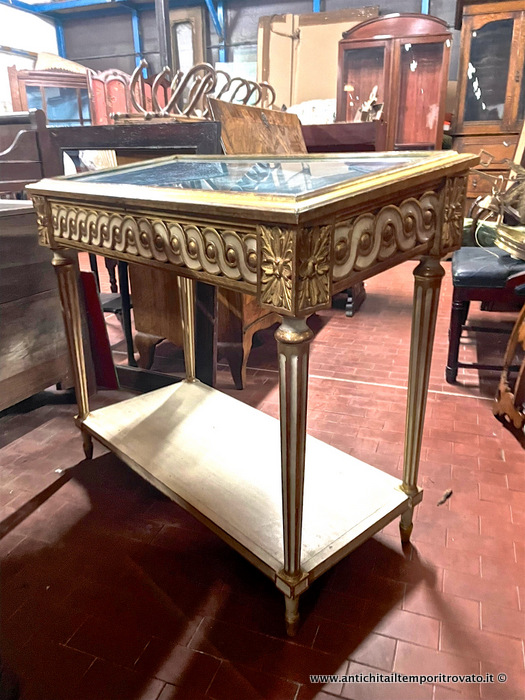 Mobili antichi → Mobili vari → Antica teca spiovente laccata avorio con rifiniture dorate Antico tavolo vetrina italiana da esposizione con eventuale illuminazione
Particolare ed elegnte tavolo vetrina da esposizione con la parte superiore leggermente spiovente (foto n°3). Laccata avorio e oro (cm.100x50; h.85/90), è realizzata in Italia nei primi …
... continua ...
Immagine:immagini/catalogo/7000/7212.jpg