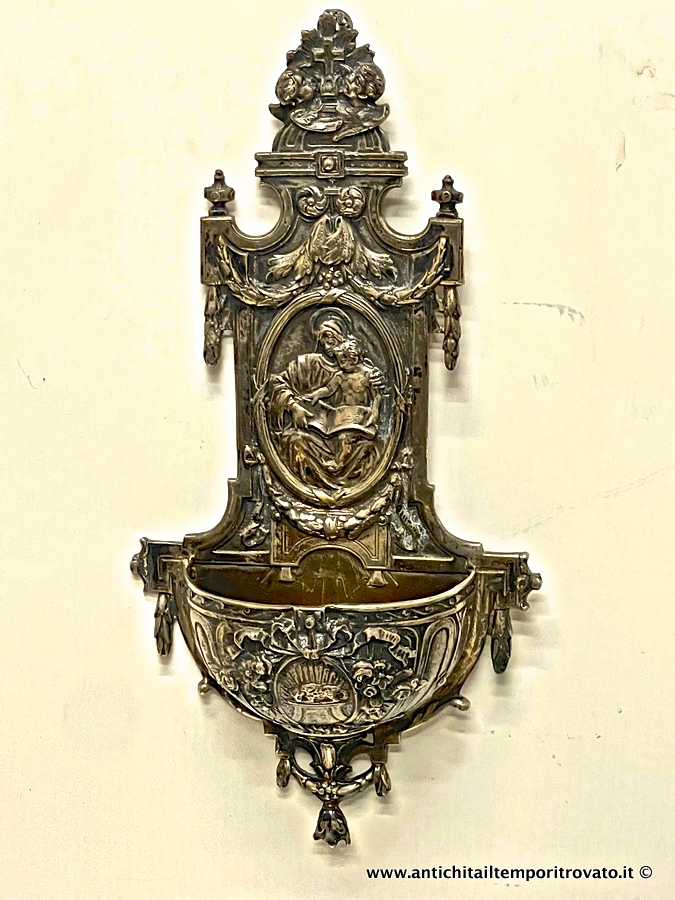 Antica acquasantiera in argento da appendere - Acquasantiera in argento massiccio con la Madonna e il bambino