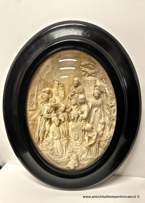 L'adorazione dei Magi firmato Giuseppe Serafini - Antico bassorilievo in caolino con cornice ovale   vetro soffiato e bombato