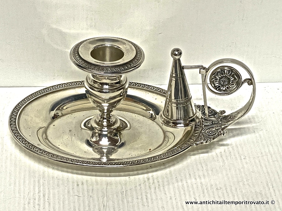 Portacandela ovale in argento con spegnimoccolo - Bugia in argento con decori impero nel bordo e nel manico