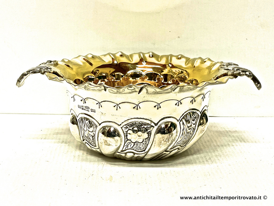 Ciotola in argento Sterling 925 con interno in vermeil - Ciotola in Sterling 925 decorata a sbalzo con bordo mosso e manici a fusione