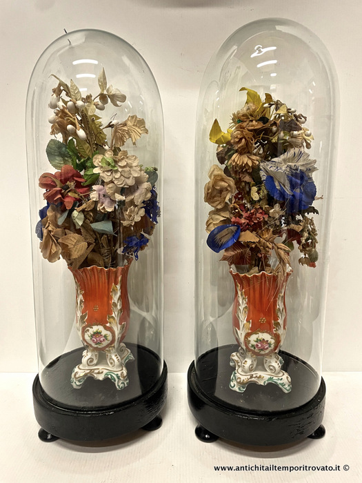 Antichita' il tempo ritrovato - Antica coppia di campane in vetro soffiato con piccoli vasi dell'800 con fiori in stoffa