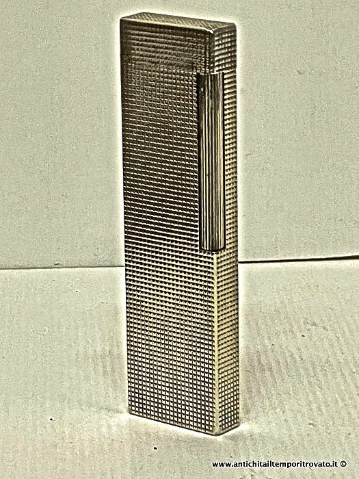 Oggettistica d'epoca → Oggetti vari → Accendino Dupont da tavolo placcato argento Extra Large Elegante Dupont da tavolo vintage
Accendino da tavolo St. Dupont de Paris: di forma rettangolare, Extra Large Size, è placcato in argento. Misura cm.4x1,4; h.14. Ottimo stato di conservazione, come da foto, con qualche leggero …
... continua ...
Immagine:immagini/catalogo/7000/7306.jpg