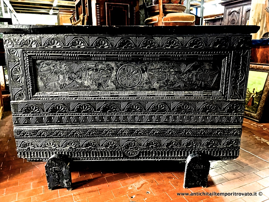 Antica cassa sarda in massello di castagno scolpito ed ebanizzato - Cassa sarda realizzata ad intaglio nei primi anni dell'800