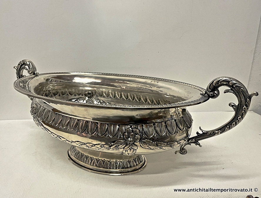 Grande jatte in argento sterling 925 realizzata a mano e decorata con ghirlande - Grande jatte ovale in argento 925 con manici con volute fogliate