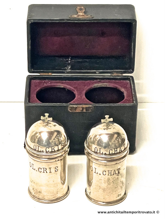 Antica coppia di ampolle per l'olio santo in argento fine 800 - Coppia di boccette italiane per olio santo in argento 800: Ol. Cris e Ol. chat