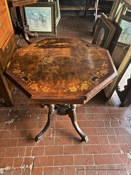 Tavolino Vittoriano con gambe tornite e piano intarsiato con elementi fogliati - Antico tavolino ottagonale di piccole dimensioni (cm.60) con intarsi floreali