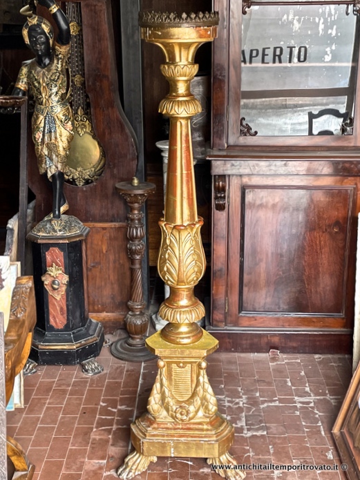 Antico e grande torciere in legno intagliato e dorato foglia oro - Imponente candeliere: primi 800 in legno scolpito e dorato con piedi zoomorfi