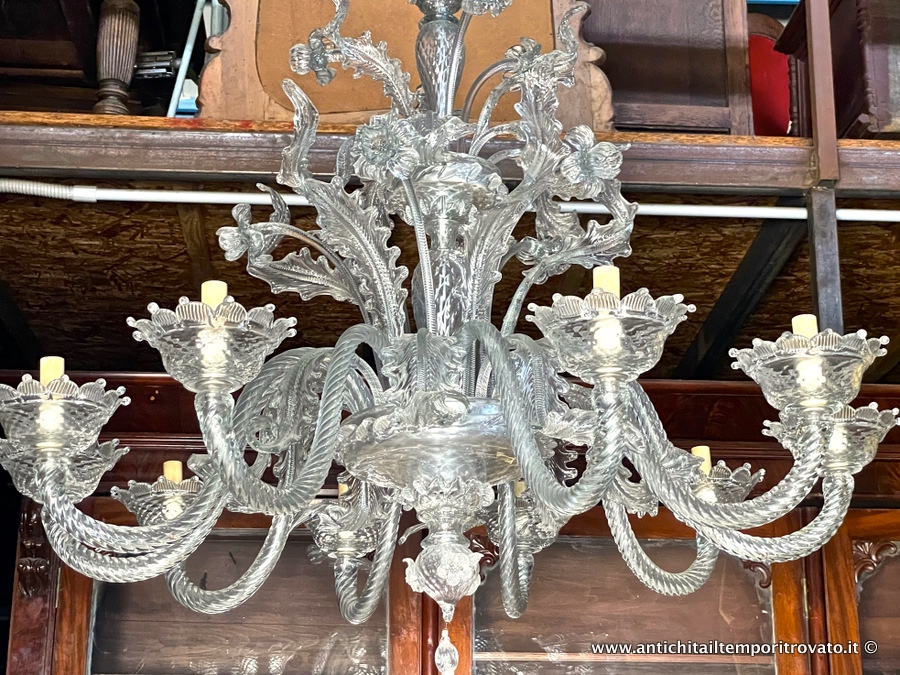 Oggettistica d'epoca → Lampadari e lampade → Antico lampadario in vetro di Murano di grandi dimensioni con 10 punti luci Elegante e grande lampadario di Murano in vetri con 10 bracci
Splendido lampadario di Murano a 10 luci realizzato in vetro soffiato intorno agli anni 70. Alto cm.100 e largo cm.Ø105: le 10 coppe misurano cm.Ø16, i bracci con le coppe misurano …
... continua ...
Immagine:immagini/catalogo/7000/7482.jpg
