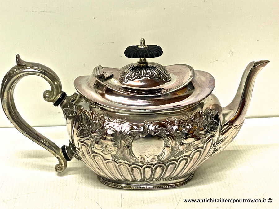 Sheffield d'epoca → Teiere → Antica teiera con baccelli e decori floreali realizzati a sbalzo Teiera vittoriana con cartiglio per l'inserimento delle inziali
Deliziosa teiera con eleganti baccelli di differenti dimensioni nella parte inferiore del corpo: centralmente, in entrambi i lati, un cartiglio per l'inserimento delle iniziali contornato da elementi …
... continua ...
Immagine:immagini/catalogo/7000/7485.jpg