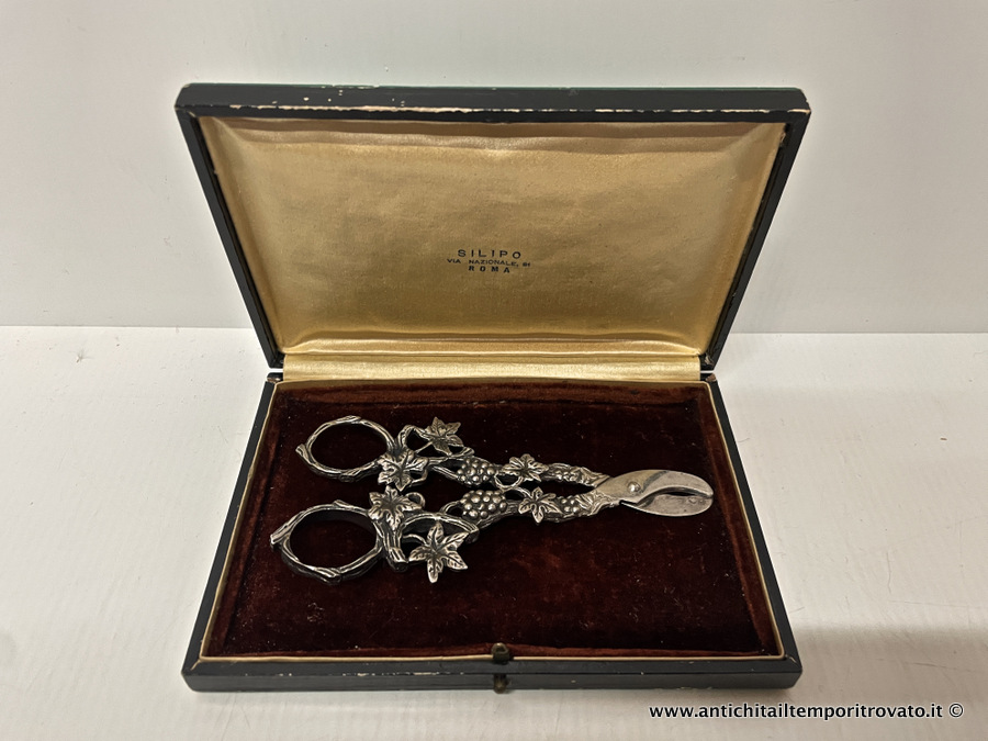 Antiche forbicine per uva in argento 800 - Forbicine per uva in argento decorate con foglie di vite e uva