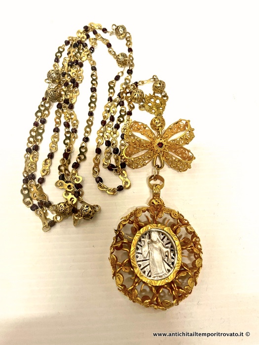 Antico rosario sardo domenicano metà 800 in filigrana d'oro 18 kt. - Antico rosario dell 800 in oro 750: 7 poste con granati, patena  a cròxiu de nuxèdda