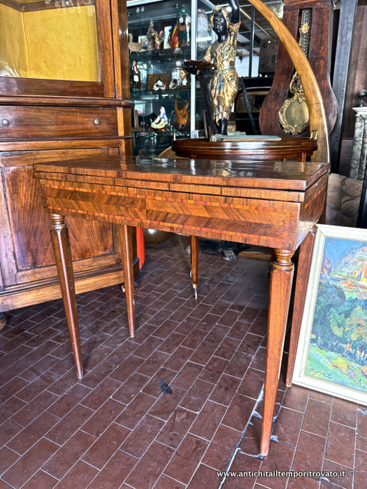 Antico tavolo da gioco dell'800 lastronato in noce e bois de rose - Piccolo tavolo da gioco rettangolare italiano con lastronatura di noce. lavorazione a spina d pesce