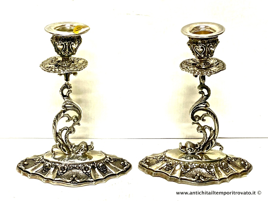 Coppia di candelieri in argento 800 con base mossa - Due candelieri in argento massiccio con piccolo delfino