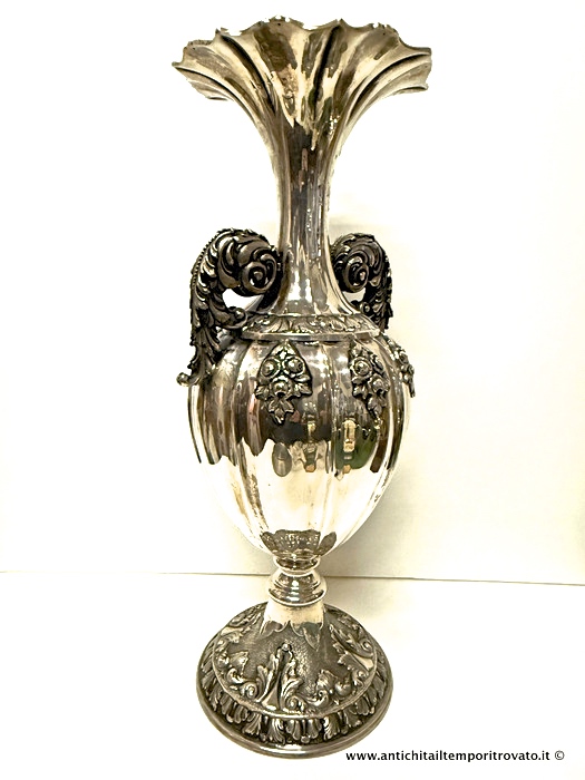 Grande vaso in argento a forma di anfora con ricca decorazione a mano, anse con elementi fogliacei - Grande vaso italiano dei primi anni del 900 in argento massiccio con corpo lobato