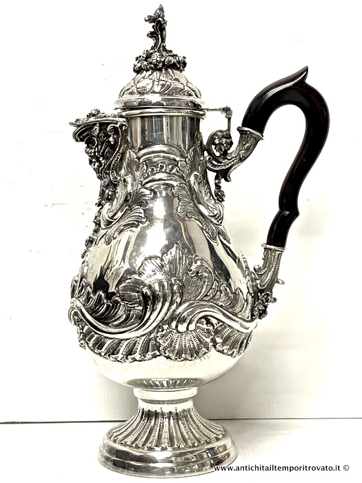 Elegante caffettiera in argento sbalzato a mano con base circolare - Grande caffettiera in argento decorata con conchiglie e elementi fogliati e floreali