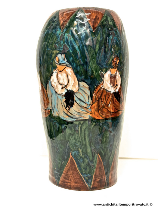 Grande vaso a lustro decorato a giro con donne in costume sardo dalla ceramista sarda  Demurtas - Grande vaso (cm,31) decorato con donne sarde: finitura a terzo fuoco realizzato dalla ceramista sarda Dolores Demurtas