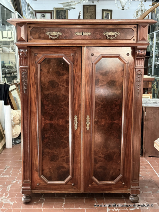 Antica credenza ad un corpo di piccole dimensioni h.1,30 - Antica credenza tedesca in noce con pannelli in radica: profondità massima cm.48