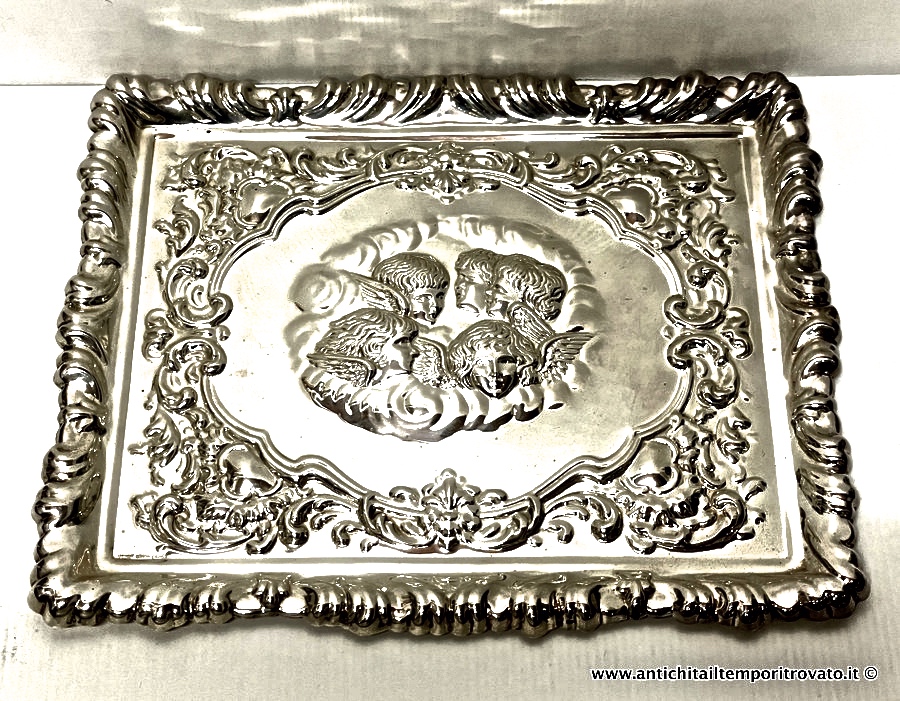 Vassoio da esposizione in argento 925 decorato da putti sbalzati - Gruppo di 5 putti all'interno di un vassoio da parata in argento 925 sbalzato