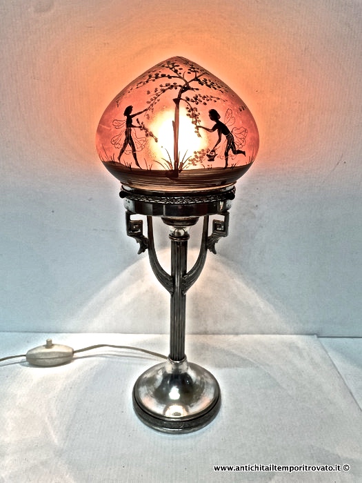 Antica lampada liberty in vetro iridescente soffiato e dipinto con base argentata - Antica lampada italiana primi 900 con vetro iridescente con folletti dipinti a mano