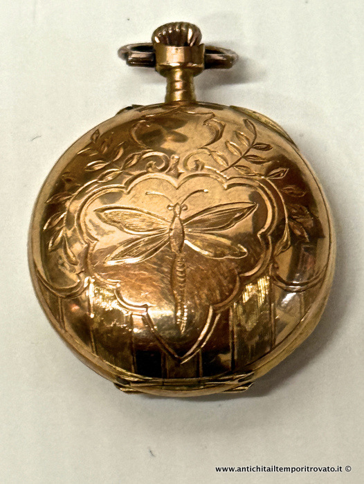 Antico orologio da donna in oro giallo 750: da appendere con una collana - Delizioso orologio donna in oro giallo 18 kt. con cassa incisa con libellula