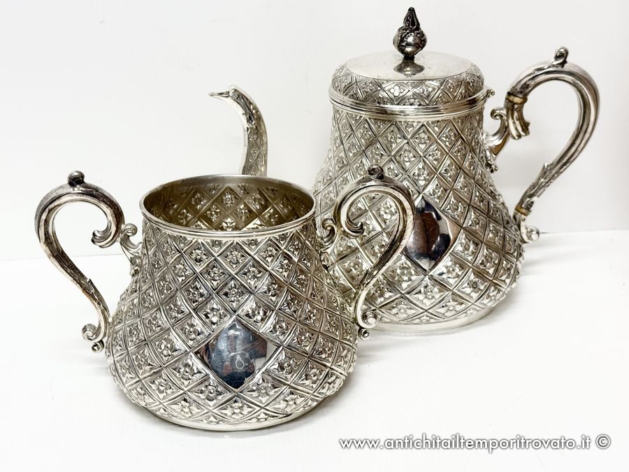 Sheffield d'epoca → Set in sheffield → Antica coppia di teiera e zuccheriera Vittoriana Set teiera e zuccheriera decorata con fiorellini con monogramma B
Antica e deliziosa coppia di manufatti inglesi realizzati in sheffield tra il 1870/1890, nel pieno periodo Vittoriano. Lavorati a sbalzo e decorati con fiorellini all`interno di un rombo, manico con …
... continua ...
Immagine:immagini/catalogo/7000/7808.jpg