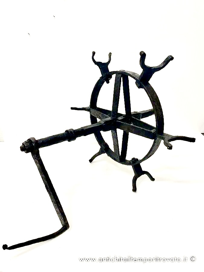 Oggettistica d'epoca → Bronzo ottone ferro → Antica ruota sarda per il pozzo con manovella in ferro battuto forgiato a mano Antico attrezzo rustico sardo per il pozzo in ferro battuto
Antica ruota da pozzo con manovella, un interessante pezzo rustico realizzato in Sardegna tra la fine del 700 e gli inizi dell'800. L'antico attrezzo in ferro battuto forgiato a mano poggiava su due …
... continua ...
Immagine:immagini/catalogo/7000/7816.jpg