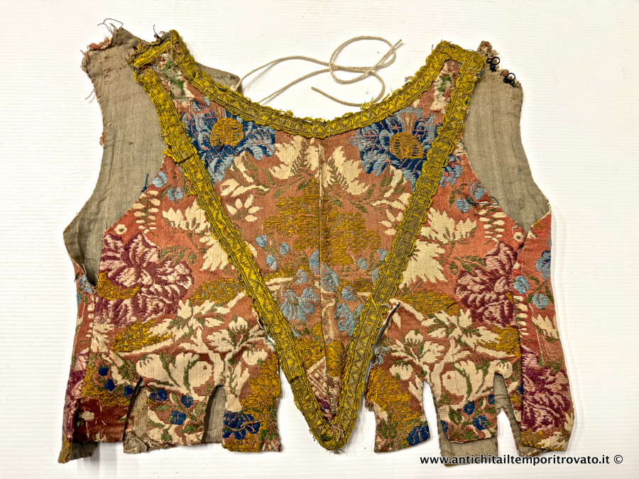 Antica parte superiore del vestito di una santa fine dell'800 in broccato realizzato a telaio - Rara parte del vestito ottocentesco di una santa in broccato realizzato a telaio con motivi floreali stilizzati