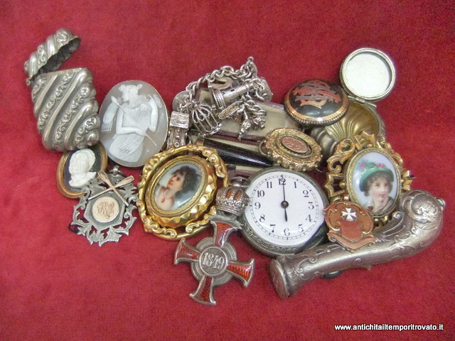 Antichita' il tempo ritrovato - Negozio di antiquariato e restauro di mobili d'epoca a Cagliari - Vendita online di oggetti e mobili antichi - Gioielli e bigiotteria